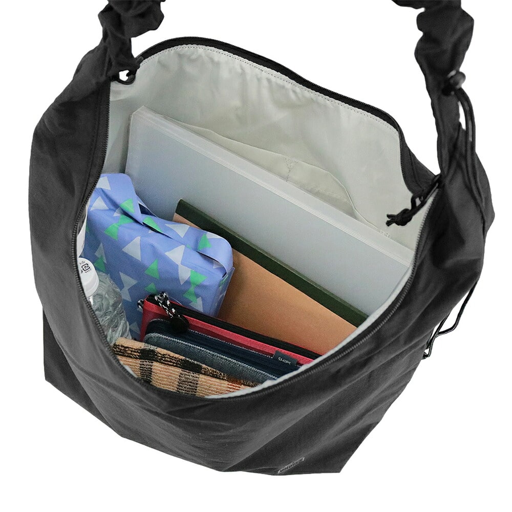 チャムス ショルダーバッグ 斜め掛け 14L A4 CHUMS ウェービーストラップショルダーバッグ CH60-4141 メンズ レディース キッズ 送料無料 誕生日プレゼント ギフト ラッピング無料 正規代理店 1.ブラック -604141k001 1.ブラック