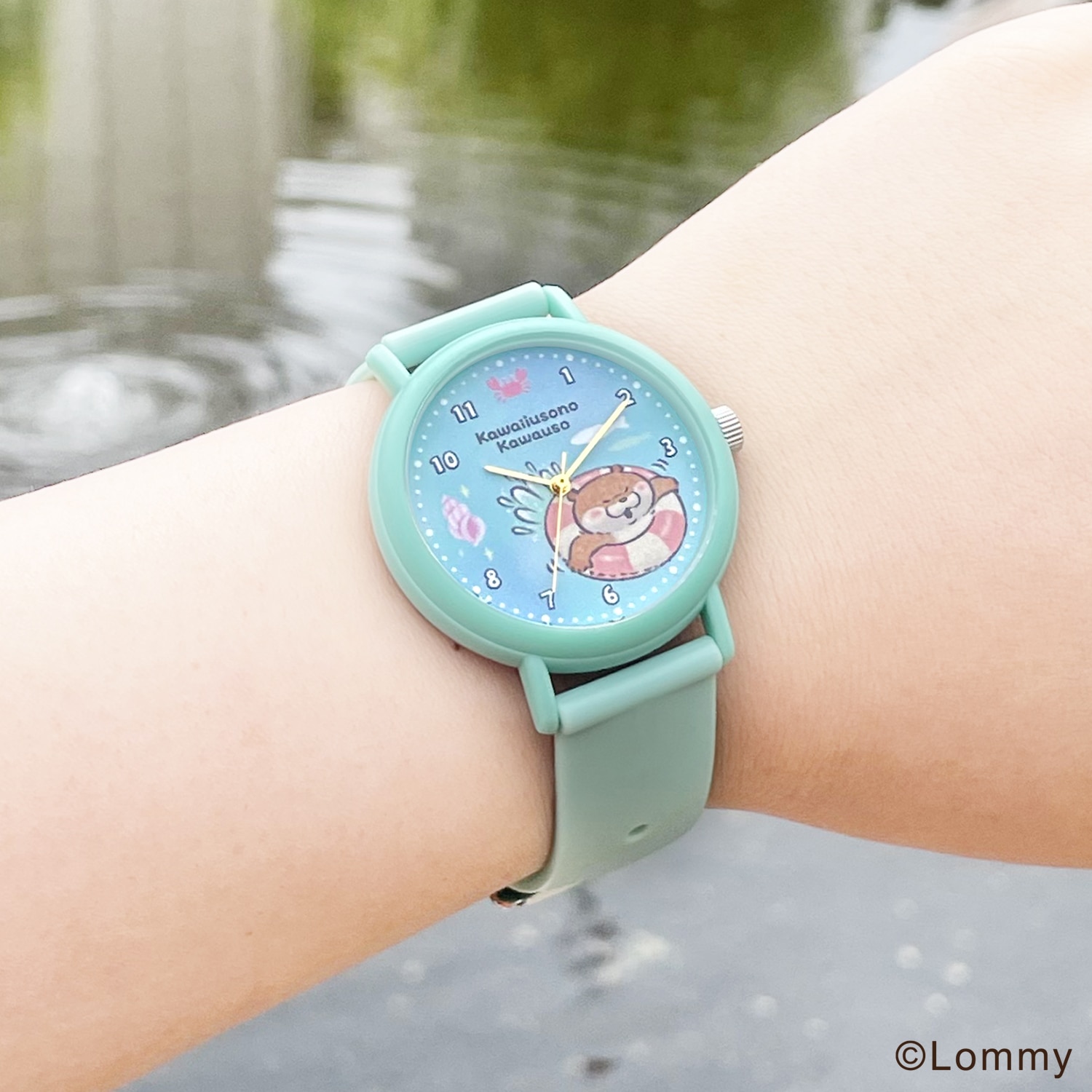 可愛い嘘のカワウソ × KAORU おもいで selection -うきわ- KAORU012G1 日本製腕時計 うきわ(グリーン)