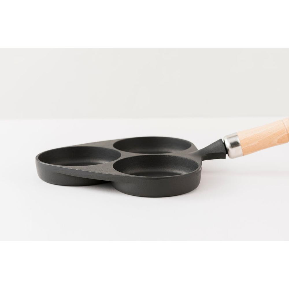 南部鉄器 目玉焼き3ヶ焼き(木柄付) 24018 メーカー直送 ▼返品・キャンセル不可【他商品との同時購入不可】