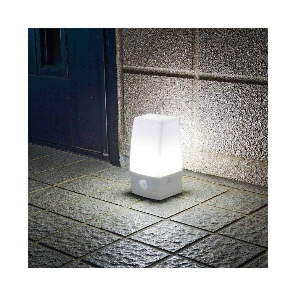オーム電機 LEDセンサーライト 人感明暗センサー 昼白色 ホワイト