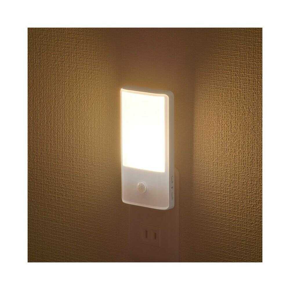 オーム電機 LEDナイトライト 明暗人感センサー 電球色 ホワイト