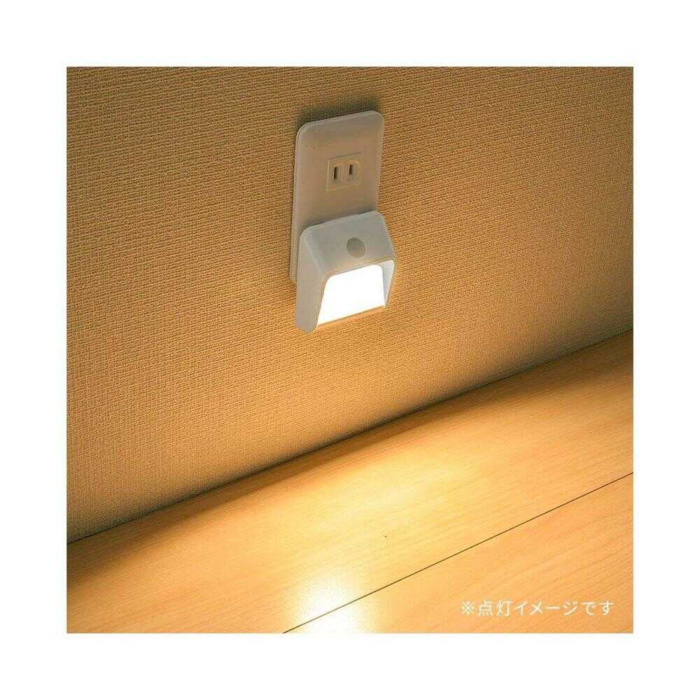 オーム電機 LEDナイトライト 明暗センサー 壁面照射タイプ ホワイト