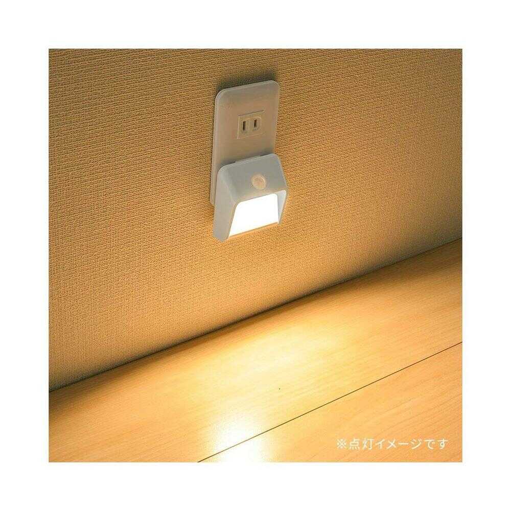 オーム電機 LEDナイトライト 明暗人感センサー 壁面照射 ホワイト