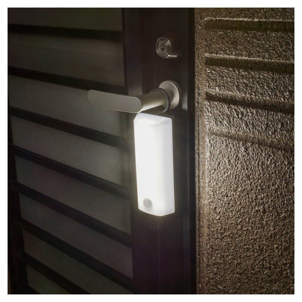 オーム電機 LEDセンサーライト 乾電池式 フック型 200ルーメン ブラック ブラック