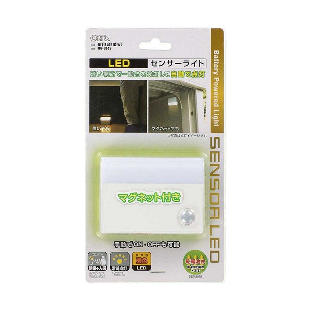 オーム電機 LEDセンサーライト 明暗人感 屋内用 電池式 ホワイト