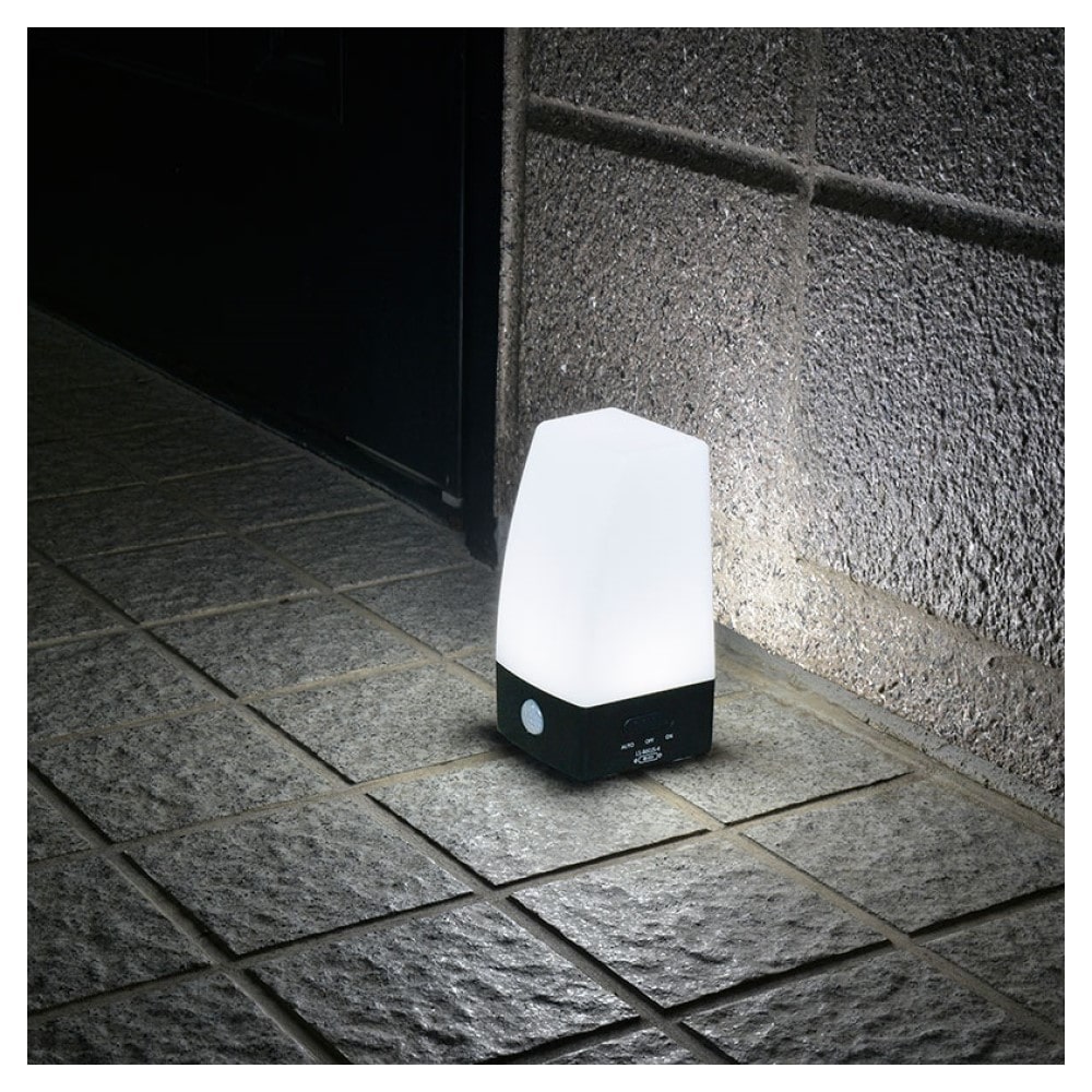 オーム電機 LEDセンサーライト 乾電池式 置き型 60ルーメン ブラック ブラック