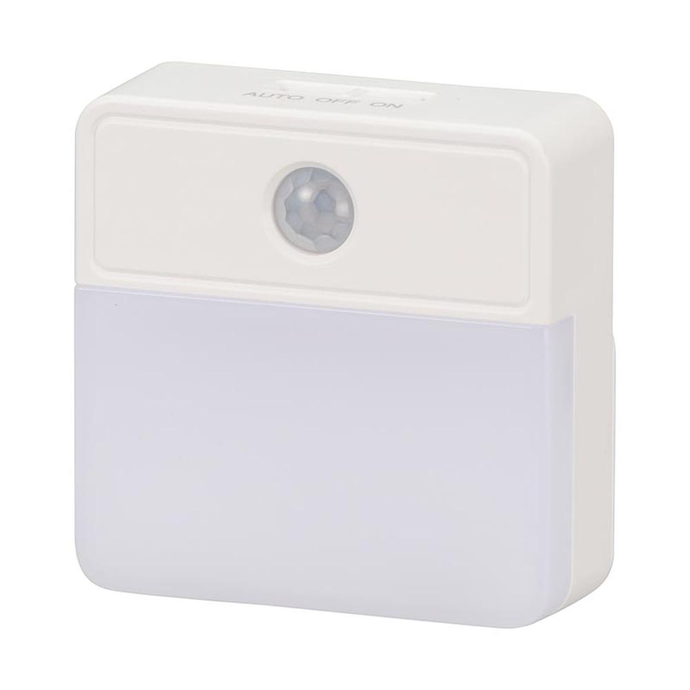 オーム電機 LEDセンサーナイトライト 明暗人感屋内用 電池式