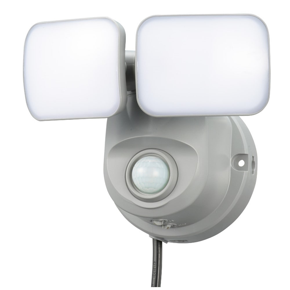 オーム電機 LEDセンサーライト 人感明暗コンセント式