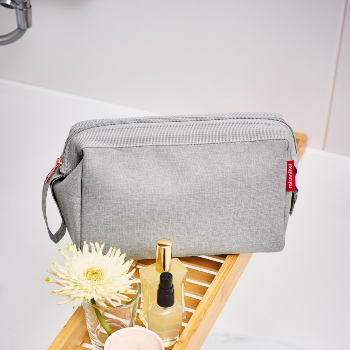 【アウトレット】ポーチ 旅行用 大容量 reisenthel TRAVELCOSMETIC TWIST ( ライゼンタール メイクポーチ コスメポーチ トラベルポーチ 持ち運び 収納 仕切り 持ち手付き メイク道具 洗面道具 バッグインバッグ おしゃれ 自立 ) 【LEOMACCHIATO】 LEOMACCHIATO