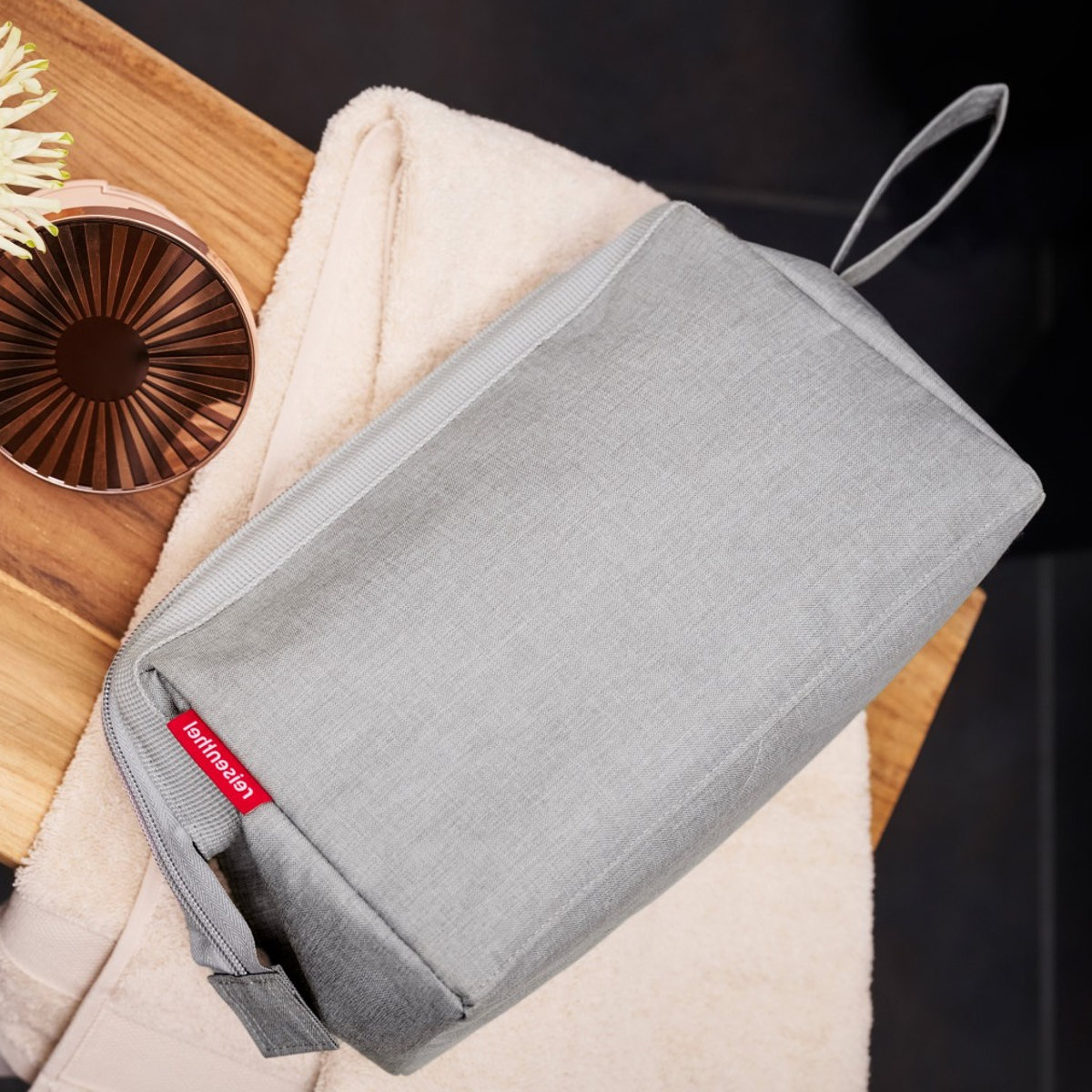 【アウトレット】ポーチ 旅行用 大容量 reisenthel TRAVELCOSMETIC TWIST ( ライゼンタール メイクポーチ コスメポーチ トラベルポーチ 持ち運び 収納 仕切り 持ち手付き メイク道具 洗面道具 バッグインバッグ おしゃれ 自立 ) 【LEOMACCHIATO】 LEOMACCHIATO