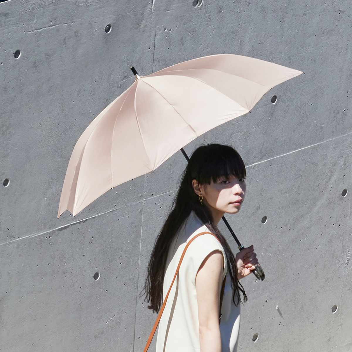 marna マーナ Shupatto アンブレラ UV 55cm ( 傘 レディース メンズ 晴雨兼用 かさ おしゃれ かわいい 雨傘 日傘 UVカット 99.9% 長傘 撥水 日傘兼用 遮光 遮熱 ベルトなし 畳みやすい ボタンレスロック方式 自動でまとまる ) 【シェードブラック】 シェードブラック