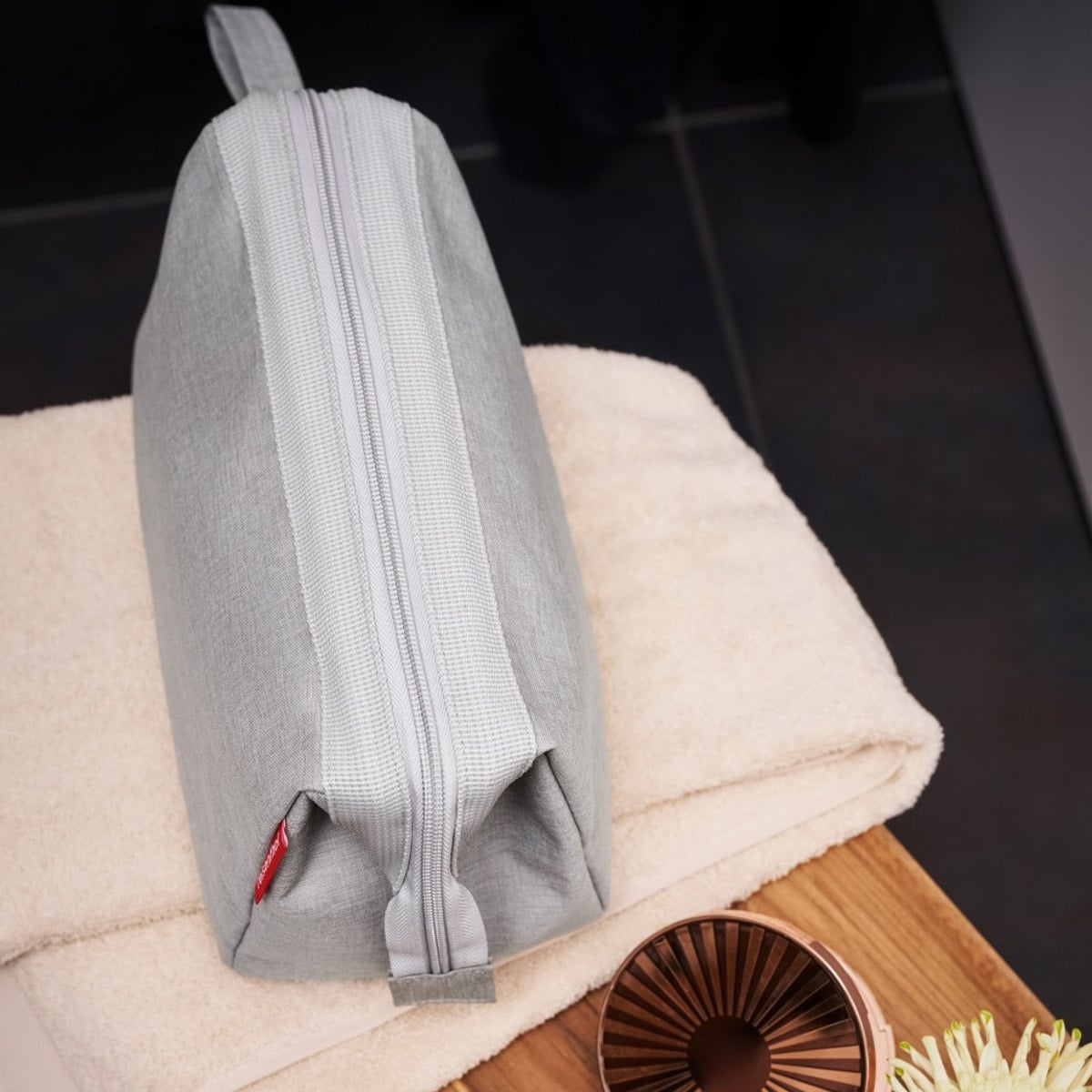 【アウトレット】ポーチ 旅行用 大容量 reisenthel TRAVELCOSMETIC TWIST ( ライゼンタール メイクポーチ コスメポーチ トラベルポーチ 持ち運び 収納 仕切り 持ち手付き メイク道具 洗面道具 バッグインバッグ おしゃれ 自立 ) 【LEOMACCHIATO】 LEOMACCHIATO