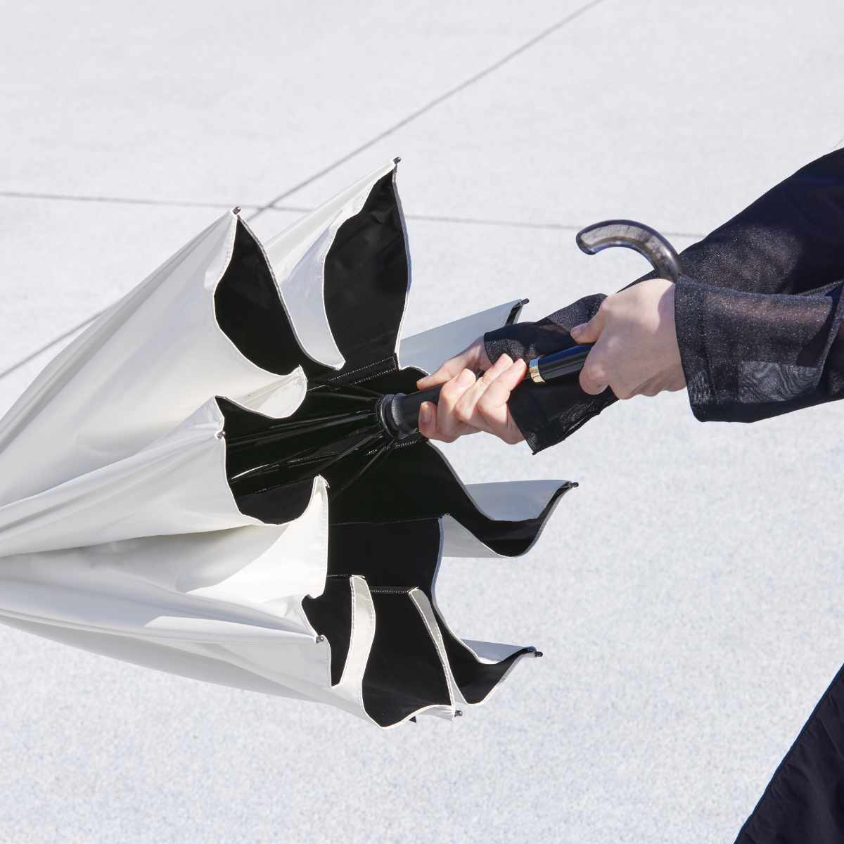 marna マーナ Shupatto アンブレラ UV 55cm ( 傘 レディース メンズ 晴雨兼用 かさ おしゃれ かわいい 雨傘 日傘 UVカット 99.9% 長傘 撥水 日傘兼用 遮光 遮熱 ベルトなし 畳みやすい ボタンレスロック方式 自動でまとまる ) 【シェードブラック】 シェードブラック