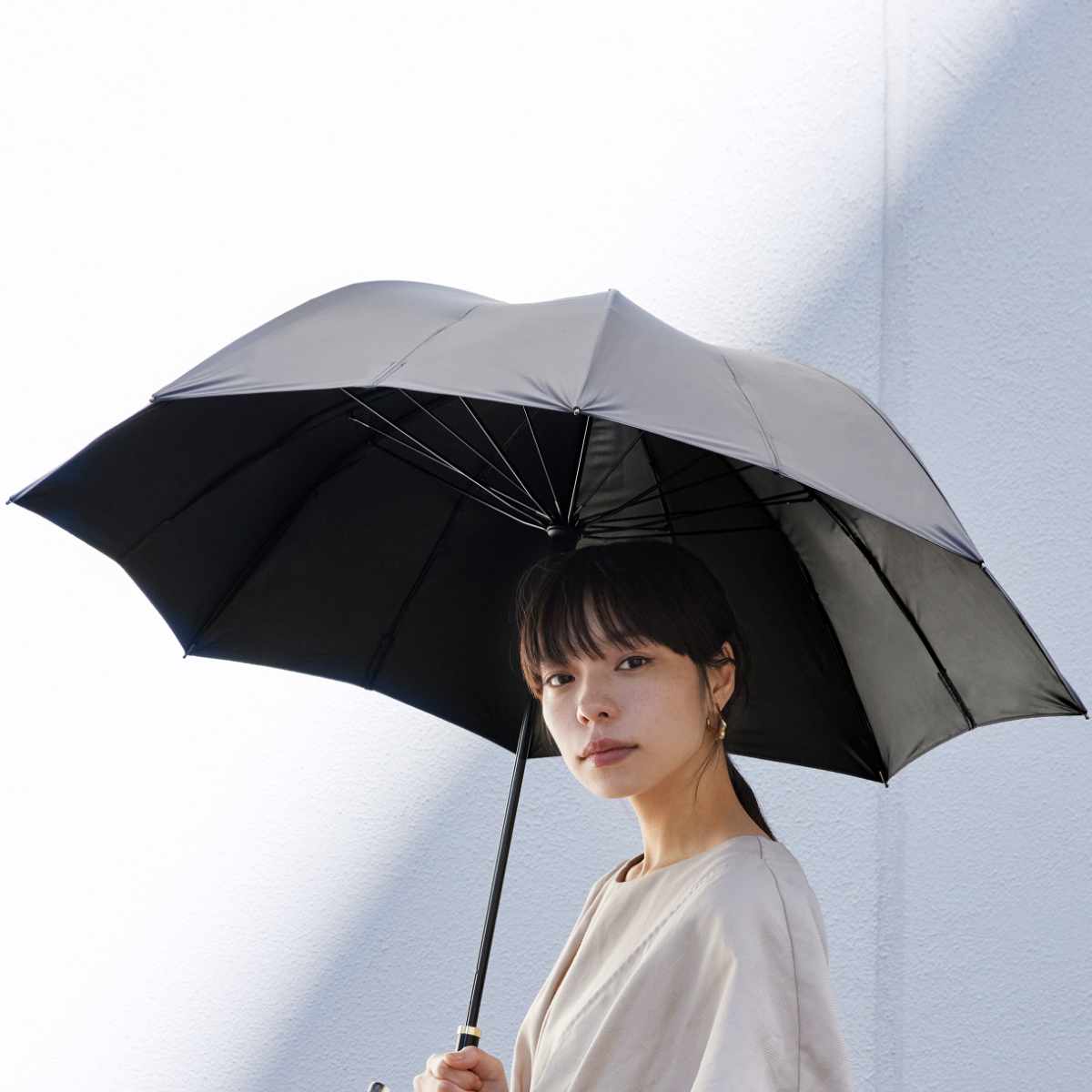 marna マーナ Shupatto アンブレラ UV 55cm ( 傘 レディース メンズ 晴雨兼用 かさ おしゃれ かわいい 雨傘 日傘 UVカット 99.9% 長傘 撥水 日傘兼用 遮光 遮熱 ベルトなし 畳みやすい ボタンレスロック方式 自動でまとまる ) 【シェードブラック】 シェードブラック