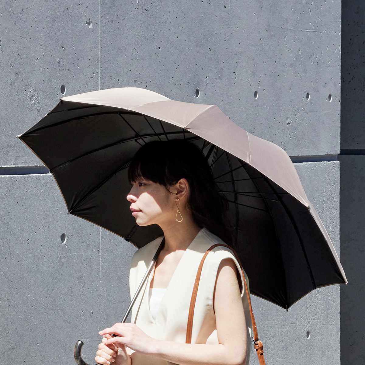 marna マーナ Shupatto アンブレラ UV 55cm ( 傘 レディース メンズ 晴雨兼用 かさ おしゃれ かわいい 雨傘 日傘 UVカット 99.9% 長傘 撥水 日傘兼用 遮光 遮熱 ベルトなし 畳みやすい ボタンレスロック方式 自動でまとまる ) 【シェードブラック】 シェードブラック