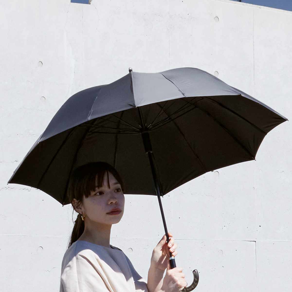 marna マーナ Shupatto アンブレラ UV 55cm ( 傘 レディース メンズ 晴雨兼用 かさ おしゃれ かわいい 雨傘 日傘 UVカット 99.9% 長傘 撥水 日傘兼用 遮光 遮熱 ベルトなし 畳みやすい ボタンレスロック方式 自動でまとまる ) 【シェードブラック】 シェードブラック