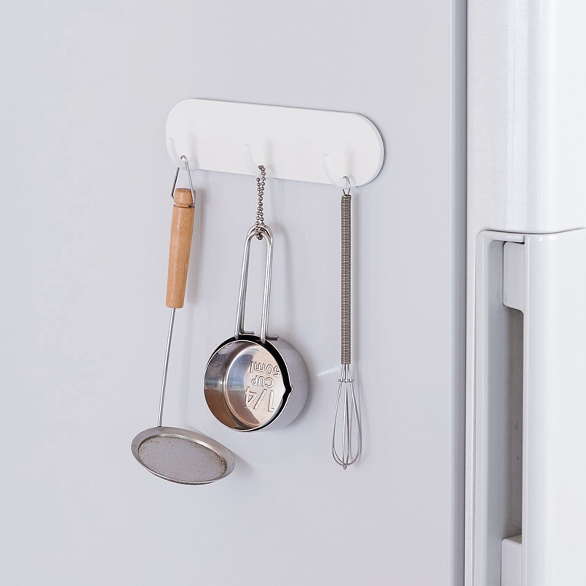 キッチンツールフック 3連フック マグネット マグオン （ キッチンフック マグネットフック 吊り下げ 磁石 Mag-On like-it ツール フック 掛け 収納フック 壁掛け 冷蔵庫 洗濯機 横 サイド 壁面収納 ライクイット ）