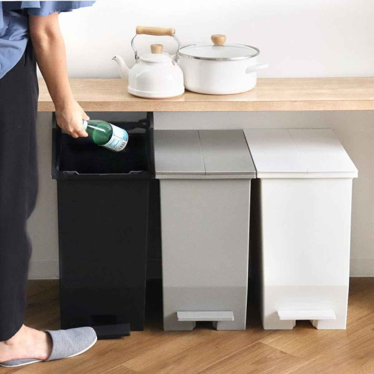 ゴミ箱 45L SOLOW ソロウ ペダルオープンスリム （ ごみ箱 45リットル ペダル式 ふた付き 両開き 分別 棚下 カウンター下 スリム 幅27 キッチン 角型 高さ揃う ホワイト ブラック シンプル おしゃれ ） 【ブラック】