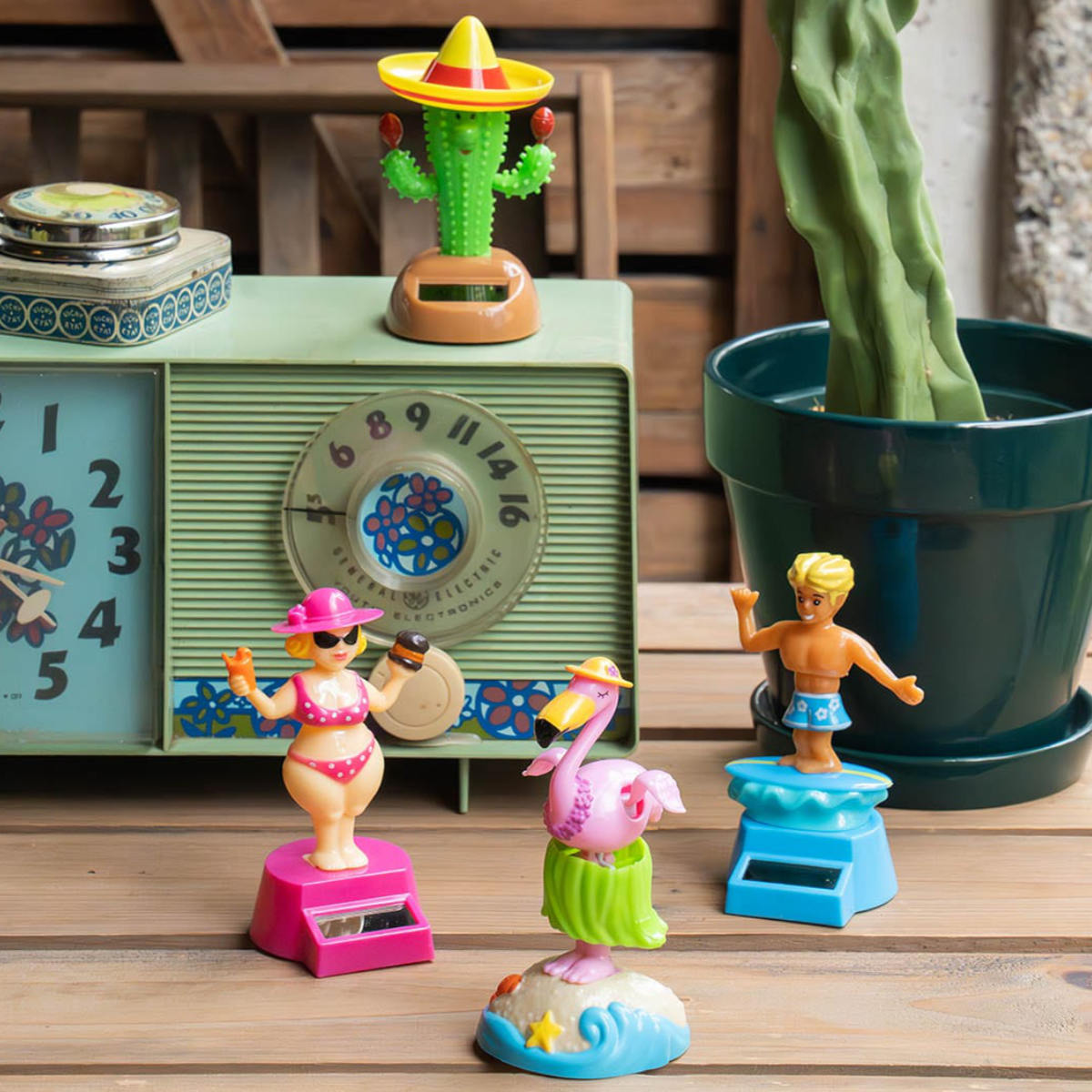 オブジェ SOLAR DANCER （ 置物 置き物 インテリア 飾り 太陽光 動く ソーラー コンパクト 小物 かわいい 癒し インテリア雑貨 飾る 雑貨 卓上 小さい 太陽電池 自動充電 ダッシュボード ） 【Flamingo】