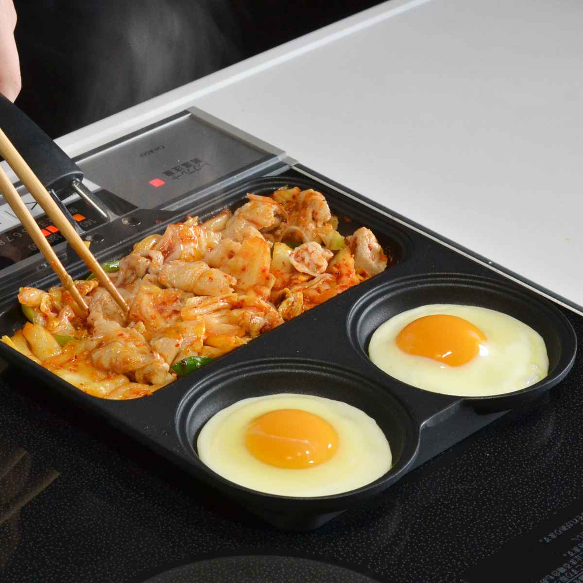 フライパン IH対応 仕切り付き 日本製 フッ素樹脂加工 まるまるしかくパン ( ガス火 IH 対応 片手鍋 炒め鍋 仕切り付き トリプルパン マルチパン お手入れ簡単 こびりつきにくい お弁当作り 時短 便利 調理器具 )