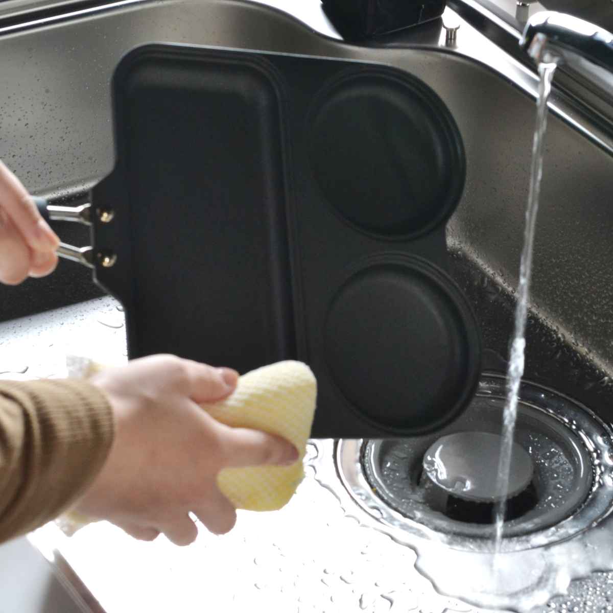 フライパン IH対応 仕切り付き 日本製 フッ素樹脂加工 まるまるしかくパン ( ガス火 IH 対応 片手鍋 炒め鍋 仕切り付き トリプルパン マルチパン お手入れ簡単 こびりつきにくい お弁当作り 時短 便利 調理器具 )