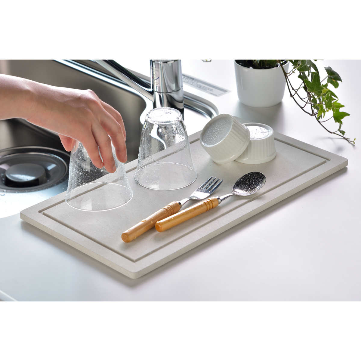 ビーワーススタイル KAWAKI モイストレイ 置きタイプ 幅42.5cm ( 水切りトレー 水切りラック シンク上 ステンレス 珪藻土 日本製 水切り モイストレー 吸水トレー 吸水 速乾 珪藻土トレー )