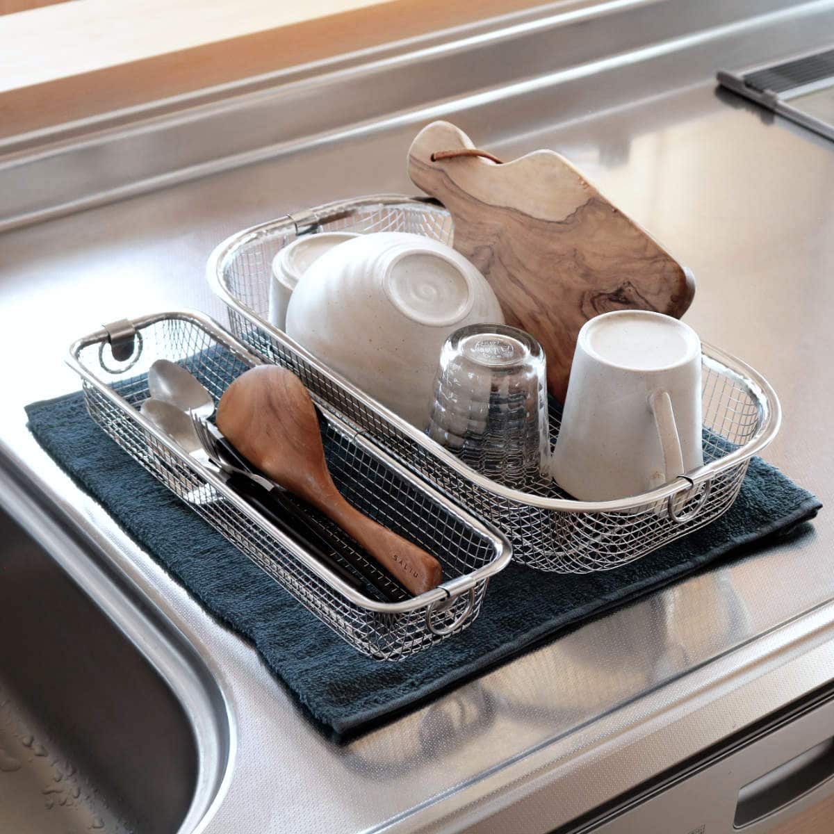 ビーワーススタイル すっきり暮らす水切りかご 浅型 ( 水切りラック 日本製 ステンレス 水切りかご 水切りカゴ 水切り シンク上 燕三条 食洗機対応 水切りバスケット 水切り籠 ざる ザル コンパクト スリム )