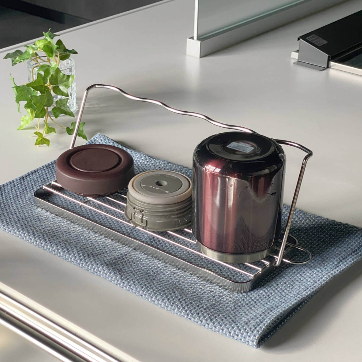 ビーワーススタイル すっきり暮らすジャグボトルスタンド ( 水切りラック 日本製 ステンレス 水切りかご 水切りカゴ 水切り シンク上 折りたたみ 食洗機対応 水筒 ラック スタンド コンパクト 洗い物 乾燥 )