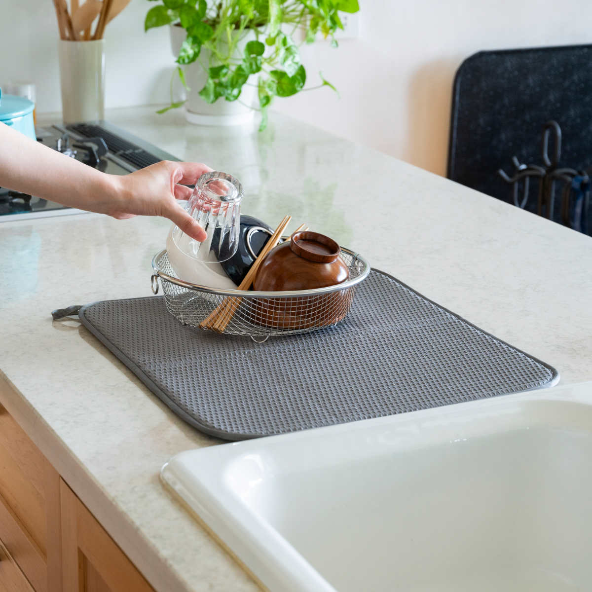 ビーワーススタイル すっきり暮らすセット まるい 浅型 水切りマット付き ( 水切りラック 日本製 ステンレス 水切り シンク上 食洗機対応 水切りかご 水切りカゴ 燕三条 ざる ザル コンパクト )
