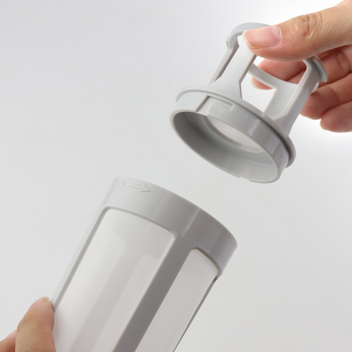 ハリオ カークコーヒーボトル 1L 8杯用 プラスチック ( HARIO 食洗機対応 冷水筒 水差し 麦茶ポット 水さし 日本製 横置き 縦置き コーヒーボトル 角型 熱湯 ストレーナー付き 水出し アイスコーヒー おしゃれ )