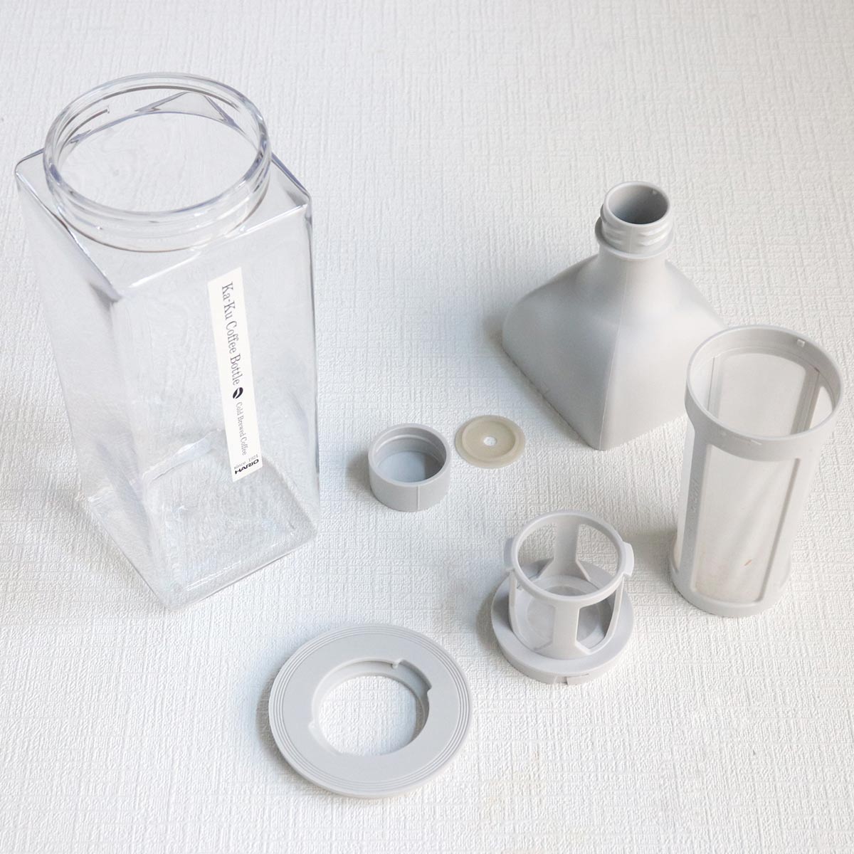 ハリオ カークコーヒーボトル 1L 8杯用 プラスチック ( HARIO 食洗機対応 冷水筒 水差し 麦茶ポット 水さし 日本製 横置き 縦置き コーヒーボトル 角型 熱湯 ストレーナー付き 水出し アイスコーヒー おしゃれ )