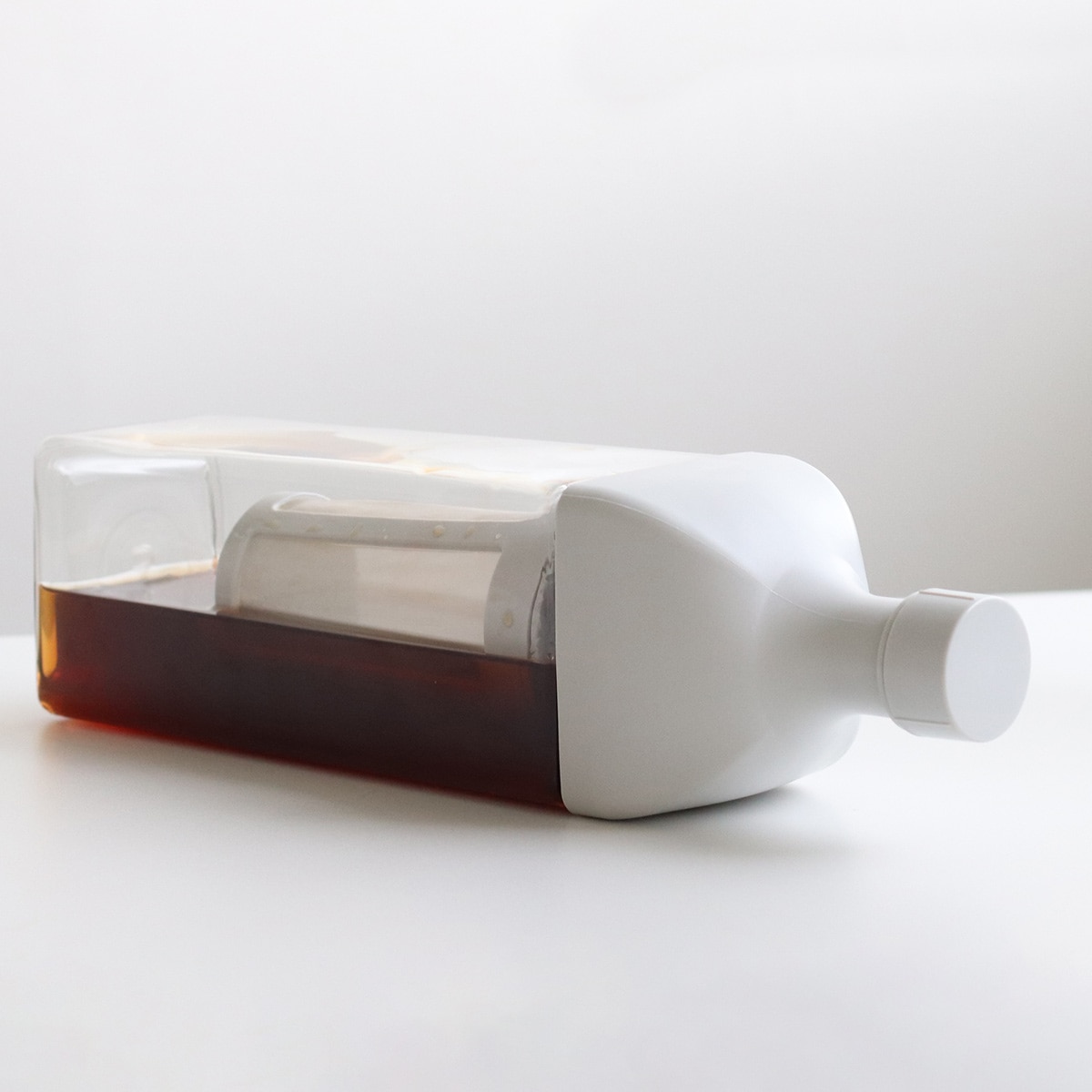 ハリオ カークコーヒーボトル 1L 8杯用 プラスチック ( HARIO 食洗機対応 冷水筒 水差し 麦茶ポット 水さし 日本製 横置き 縦置き コーヒーボトル 角型 熱湯 ストレーナー付き 水出し アイスコーヒー おしゃれ )