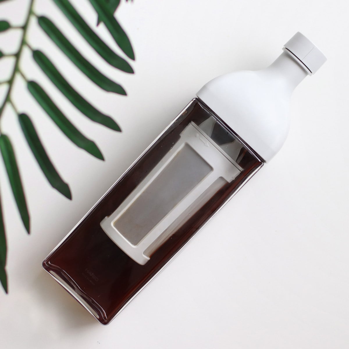 ハリオ カークコーヒーボトル 1L 8杯用 プラスチック ( HARIO 食洗機対応 冷水筒 水差し 麦茶ポット 水さし 日本製 横置き 縦置き コーヒーボトル 角型 熱湯 ストレーナー付き 水出し アイスコーヒー おしゃれ )