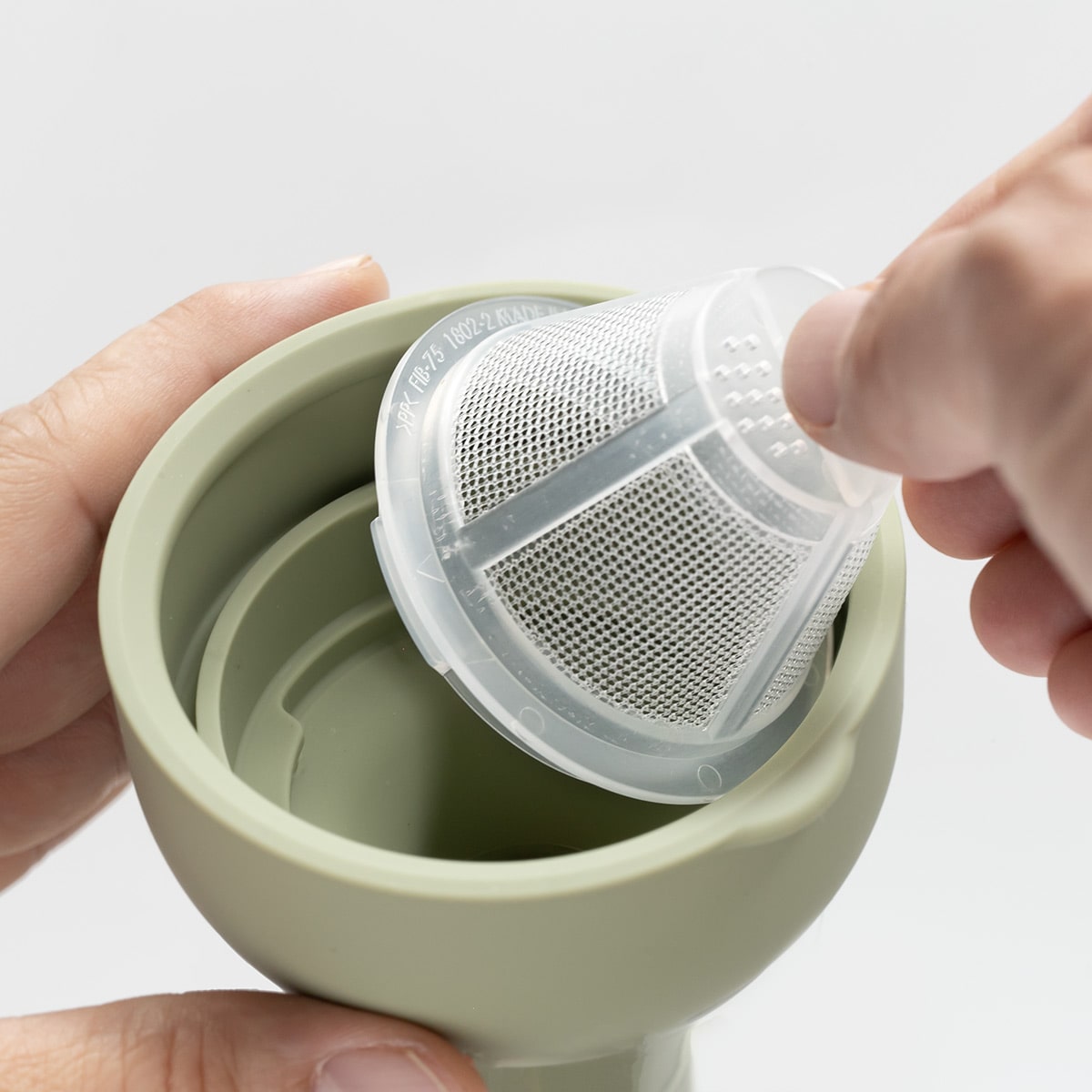 ハリオ フィルターインボトル 750ml Filter-in Bottle Portable 耐熱ガラス FIB-75 ( HARIO 食洗機対応 冷水筒 水差し 麦茶ポット 水さし 冷水ポット ガラス製 熱湯 スリム ストレーナー付き 茶こし付き 茶漉し ガラス ) 【スモーキーピンク】 スモーキーピンク