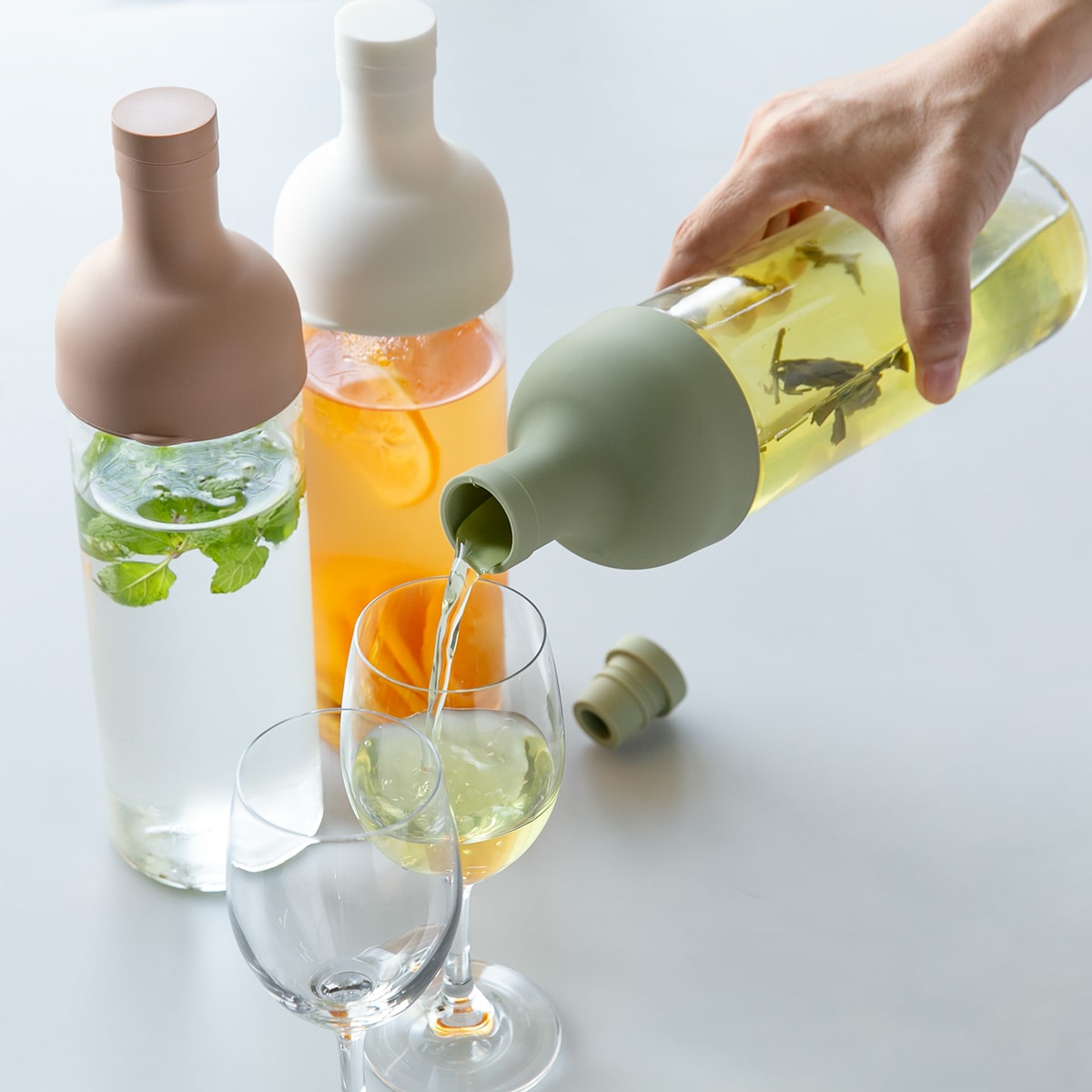 ハリオ フィルターインボトル 750ml Filter-in Bottle Portable 耐熱ガラス FIB-75 ( HARIO 食洗機対応 冷水筒 水差し 麦茶ポット 水さし 冷水ポット ガラス製 熱湯 スリム ストレーナー付き 茶こし付き 茶漉し ガラス ) 【スモーキーピンク】 スモーキーピンク