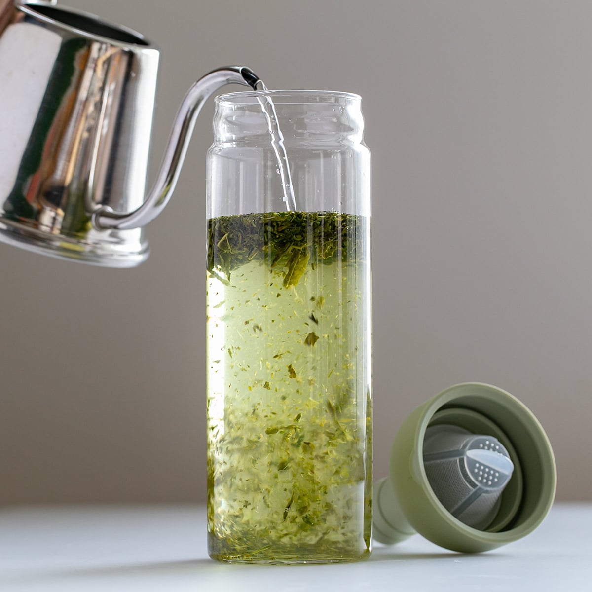 ハリオ フィルターインボトル 750ml Filter-in Bottle Portable 耐熱ガラス FIB-75 ( HARIO 食洗機対応 冷水筒 水差し 麦茶ポット 水さし 冷水ポット ガラス製 熱湯 スリム ストレーナー付き 茶こし付き 茶漉し ガラス ) 【スモーキーピンク】 スモーキーピンク