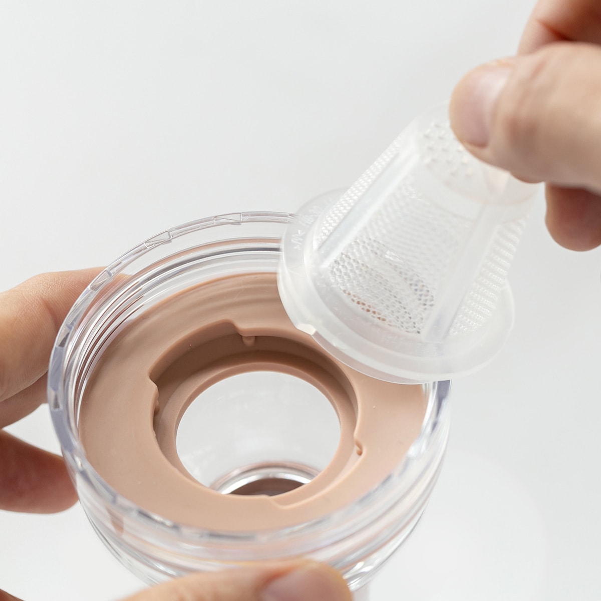 ハリオ フィルターインボトル ポータブル 400ml プラスチック FIBP-40 ( HARIO 食洗機対応 冷水筒 水差し 麦茶ポット 水さし 冷水ポット Filter-in Bottle Portable 持ち運び 熱湯 スリム ストレーナー付き おしゃれ ) 【スモーキーピンク】 スモーキーピンク