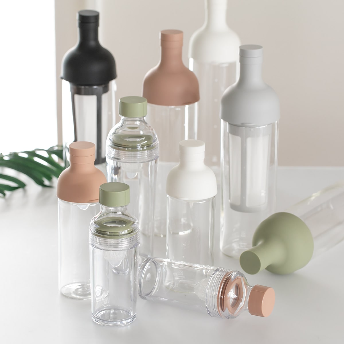 ハリオ フィルターインボトル ポータブル 400ml プラスチック FIBP-40 ( HARIO 食洗機対応 冷水筒 水差し 麦茶ポット 水さし 冷水ポット Filter-in Bottle Portable 持ち運び 熱湯 スリム ストレーナー付き おしゃれ ) 【スモーキーピンク】 スモーキーピンク