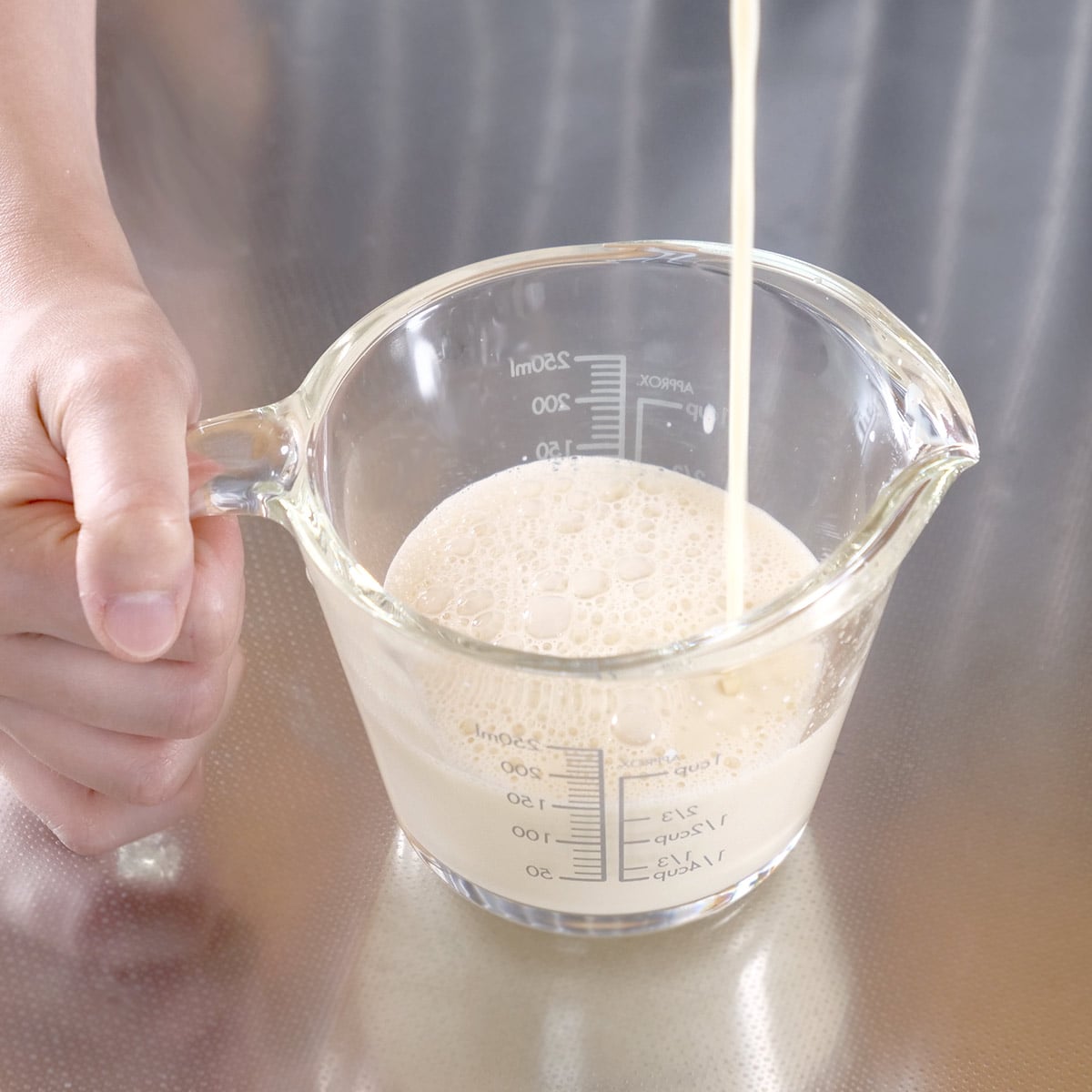 ハリオ メジャーカップ 250ml 耐熱ガラス 取っ手付き ( HARIO 計量コップ メジャーコップ 熱湯OK 200cc ガラス製 電子レンジ対応 食洗機対応 レンジOK オーブン対応 計量器具 計量ツール 目盛り メモリ付き 持ち手付き 下ごしらえ )