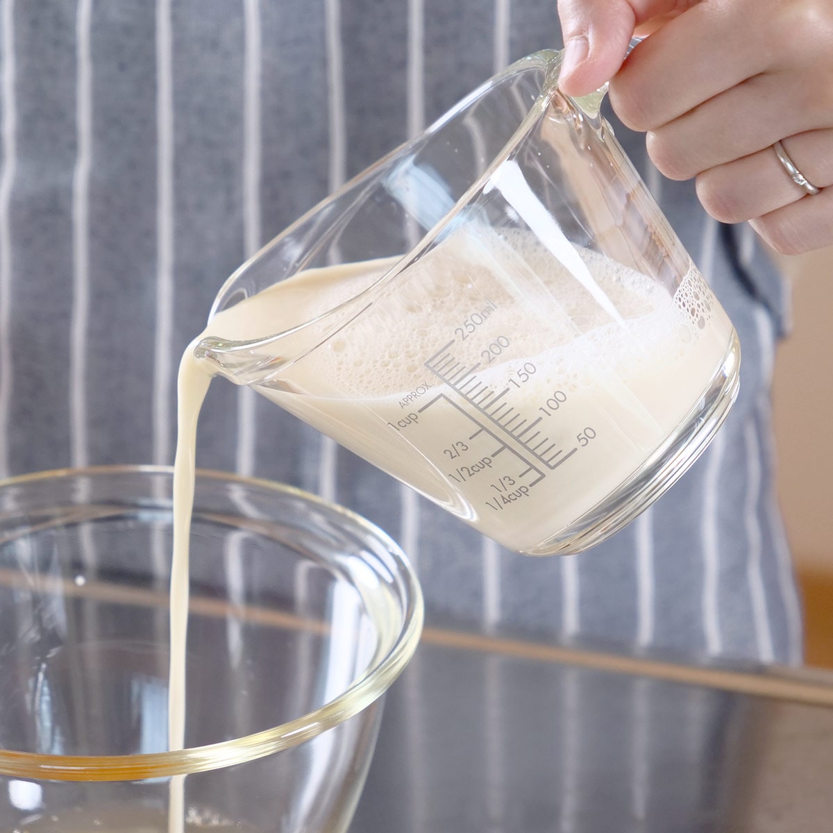 ハリオ メジャーカップ 250ml 耐熱ガラス 取っ手付き ( HARIO 計量コップ メジャーコップ 熱湯OK 200cc ガラス製 電子レンジ対応 食洗機対応 レンジOK オーブン対応 計量器具 計量ツール 目盛り メモリ付き 持ち手付き 下ごしらえ )
