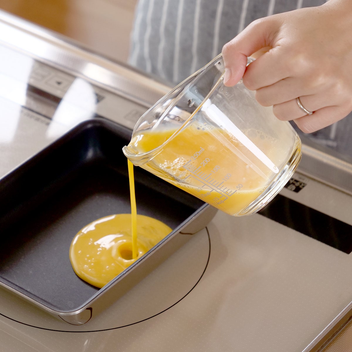 ハリオ メジャーカップ 250ml 耐熱ガラス 取っ手付き ( HARIO 計量コップ メジャーコップ 熱湯OK 200cc ガラス製 電子レンジ対応 食洗機対応 レンジOK オーブン対応 計量器具 計量ツール 目盛り メモリ付き 持ち手付き 下ごしらえ )