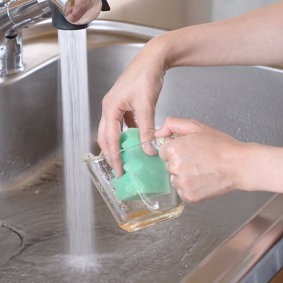 ハリオ メジャーカップ 250ml 耐熱ガラス 取っ手付き ( HARIO 計量コップ メジャーコップ 熱湯OK 200cc ガラス製 電子レンジ対応 食洗機対応 レンジOK オーブン対応 計量器具 計量ツール 目盛り メモリ付き 持ち手付き 下ごしらえ )