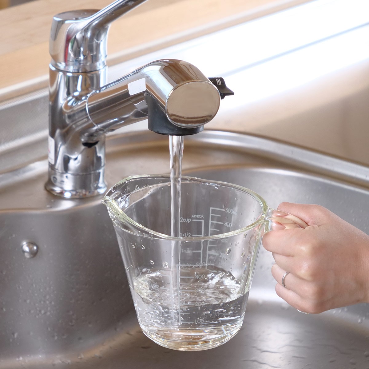 ハリオ メジャーカップ 500ml 耐熱ガラス 取っ手付き ( HARIO 計量コップ メジャーコップ 熱湯OK 500cc ガラス製 電子レンジ対応 食洗機対応 レンジOK オーブン対応 計量器具 計量ツール 目盛り メモリ付き 持ち手付き 下ごしらえ )