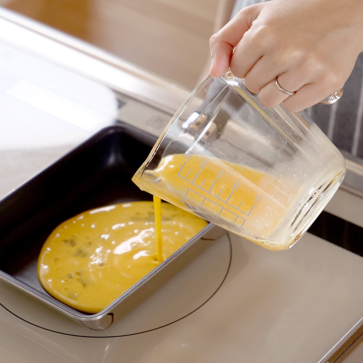 ハリオ メジャーカップ 500ml 耐熱ガラス 取っ手付き ( HARIO 計量コップ メジャーコップ 熱湯OK 500cc ガラス製 電子レンジ対応 食洗機対応 レンジOK オーブン対応 計量器具 計量ツール 目盛り メモリ付き 持ち手付き 下ごしらえ )