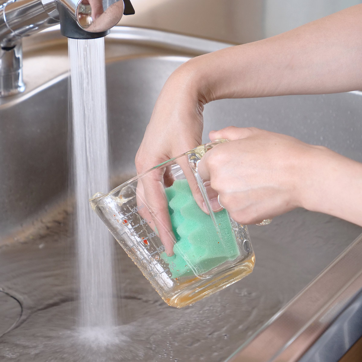 ハリオ メジャーカップ 500ml 耐熱ガラス 取っ手付き ( HARIO 計量コップ メジャーコップ 熱湯OK 500cc ガラス製 電子レンジ対応 食洗機対応 レンジOK オーブン対応 計量器具 計量ツール 目盛り メモリ付き 持ち手付き 下ごしらえ )