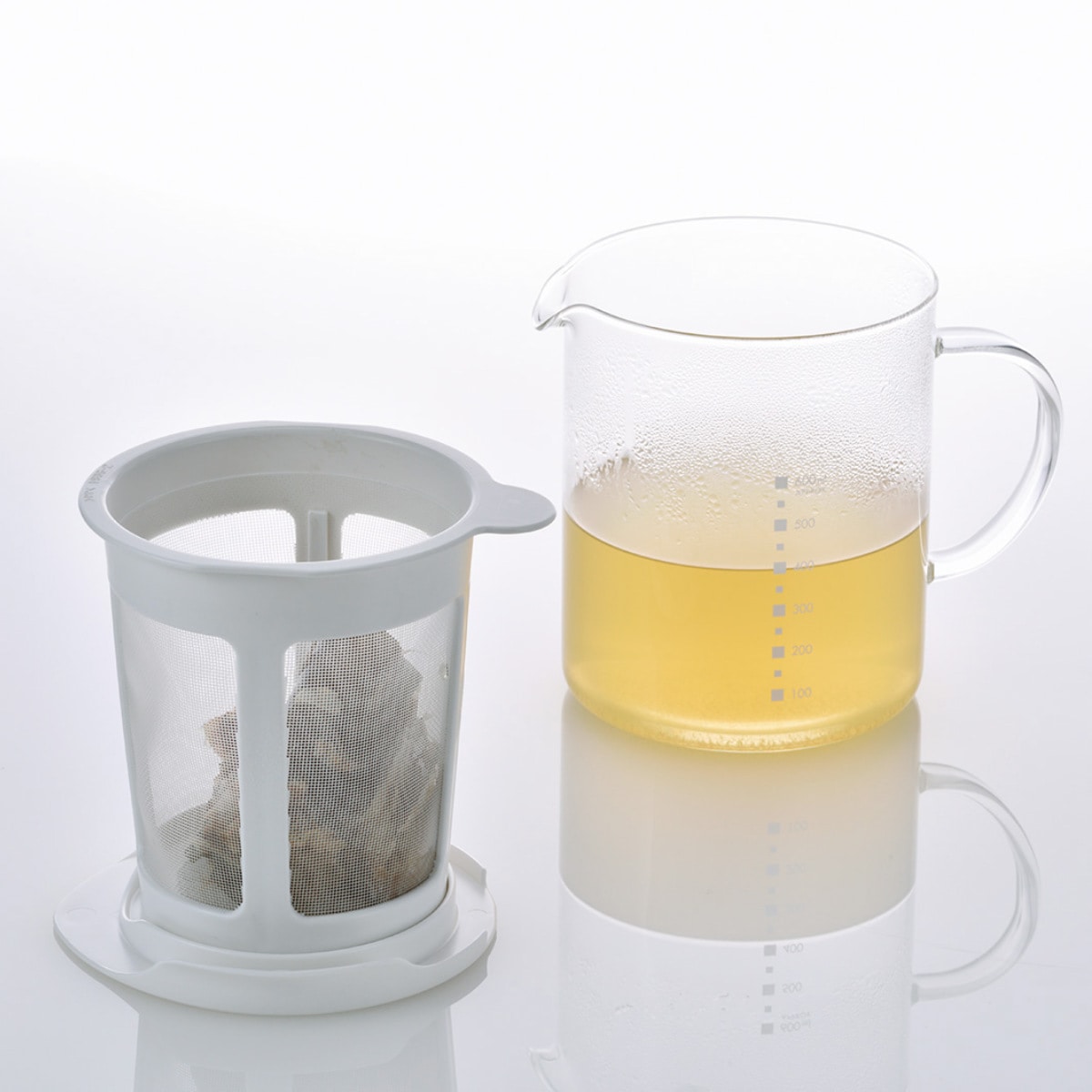 ハリオ だしポット 600ml 耐熱ガラス製 電子レンジ対応 食洗機対応 日本製 ( HARIO 出汁ポット カツオだし 出汁 レンジ だしとり お出汁 離乳食 レシピ付き 耐熱ガラス 保存容器 出し汁 ポット 便利グッズ 手軽 本格 目盛り付き )