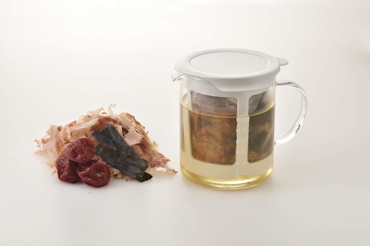 ハリオ だしポット 600ml 耐熱ガラス製 電子レンジ対応 食洗機対応 日本製 ( HARIO 出汁ポット カツオだし 出汁 レンジ だしとり お出汁 離乳食 レシピ付き 耐熱ガラス 保存容器 出し汁 ポット 便利グッズ 手軽 本格 目盛り付き )