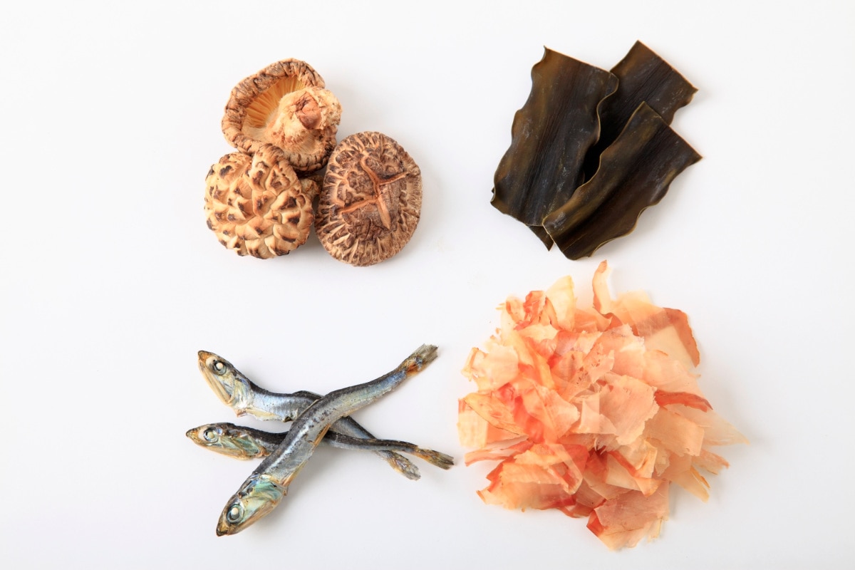 ハリオ だしポット 600ml 耐熱ガラス製 電子レンジ対応 食洗機対応 日本製 ( HARIO 出汁ポット カツオだし 出汁 レンジ だしとり お出汁 離乳食 レシピ付き 耐熱ガラス 保存容器 出し汁 ポット 便利グッズ 手軽 本格 目盛り付き )