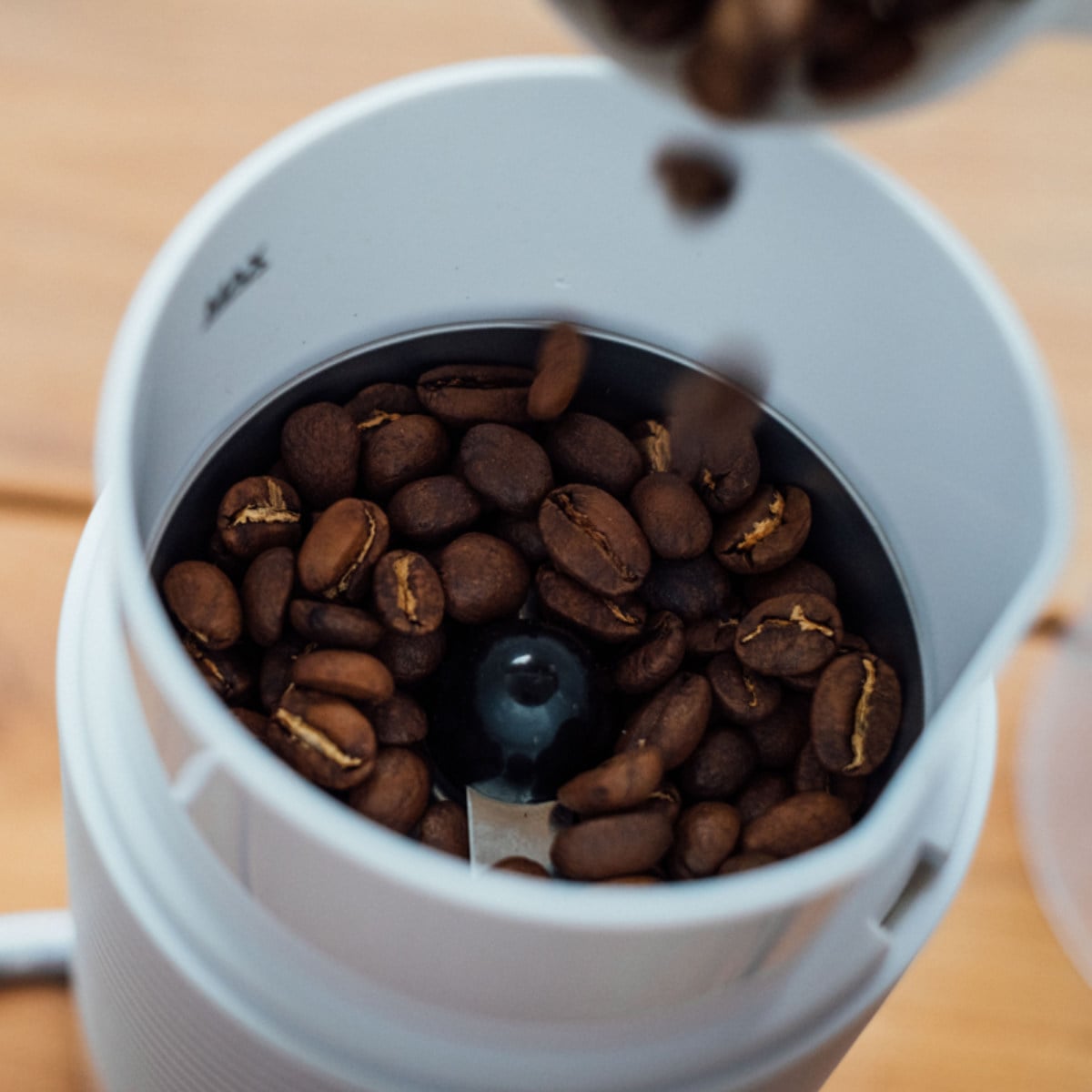 ハリオ コーヒーミル 電動 ステンレス ( ミル 電動ミル 電動コーヒーミル コンパクト コーヒー 珈琲 ドリップ 粗さ調節 シンプル 安全設計 おしゃれ ) 【ホワイト】 ホワイト