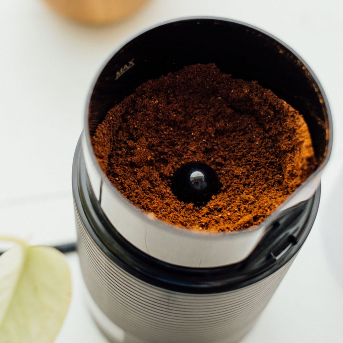 ハリオ コーヒーミル 電動 ステンレス ( ミル 電動ミル 電動コーヒーミル コンパクト コーヒー 珈琲 ドリップ 粗さ調節 シンプル 安全設計 おしゃれ ) 【ホワイト】 ホワイト